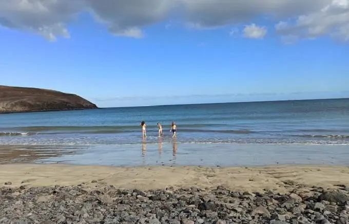 Ni&ntilde;os en una playa de Fuerteventura