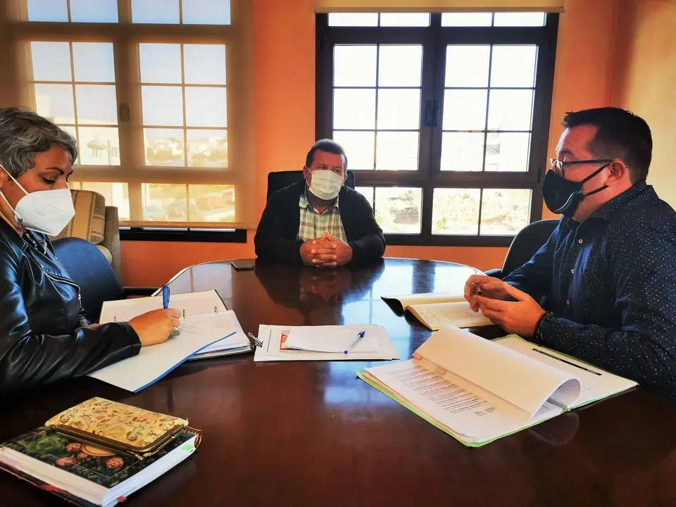 Alcalde y consejero insular coordinan acciones en pol&iacute;tica social (3)