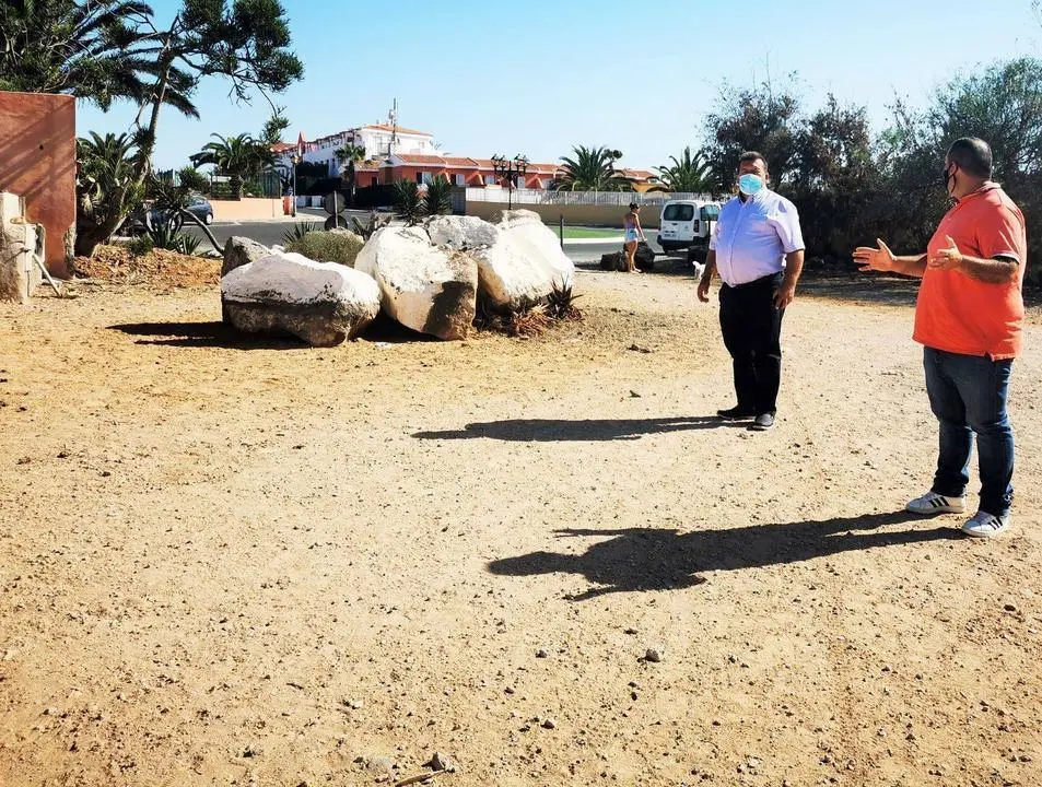 Alcalde y concejal visitan la zona donde habilitar&aacute;n dos campos de bola canaria