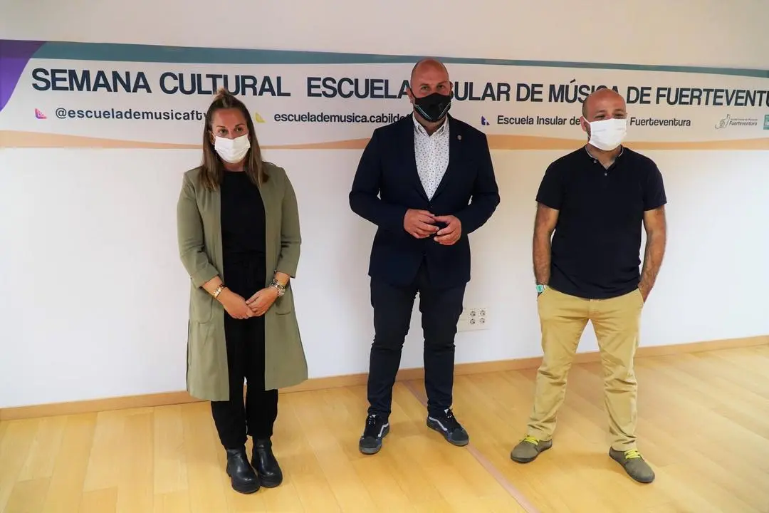 Saavedra, LLoret y Mart&iacute;n, en la presentaci&oacute;n de la iniciativa