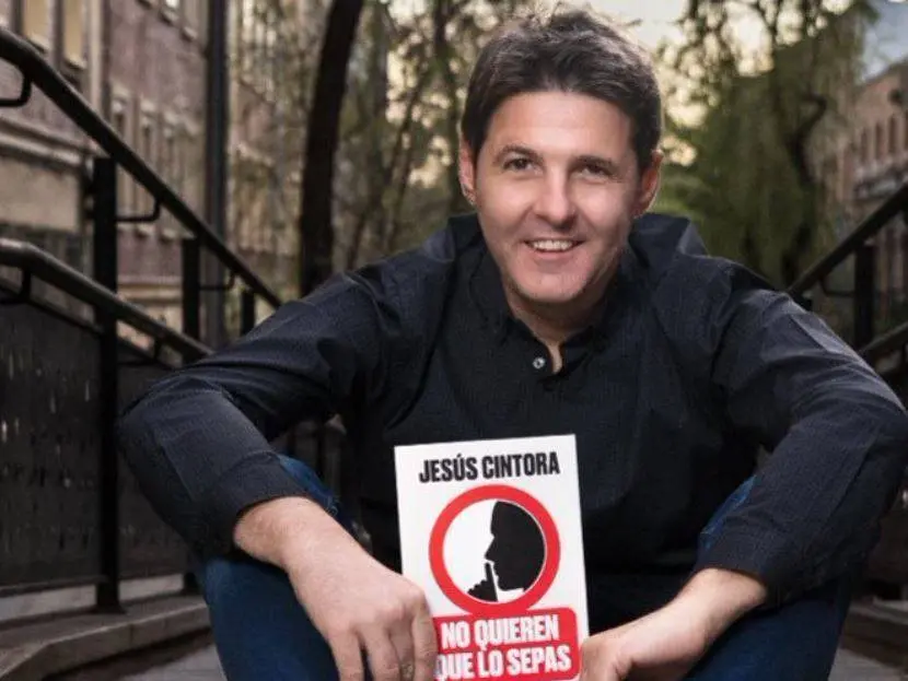 Jes&uacute;s Cintora con el libro