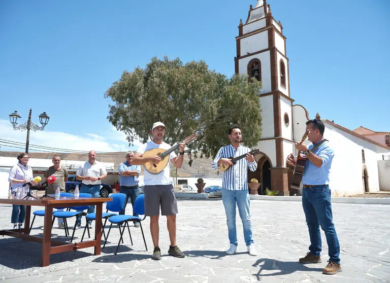 Presentaci&oacute;n de los actos del 50 aniversario el pasado mes de abril en la plaza de Tetir. (1)