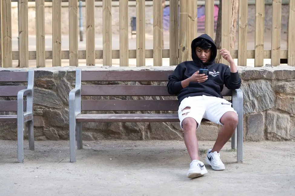 joven jugando a juegos de azar en el m&oacute;vil