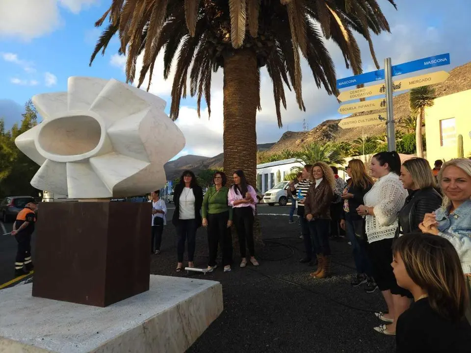 Escultura homenaje a la mujer