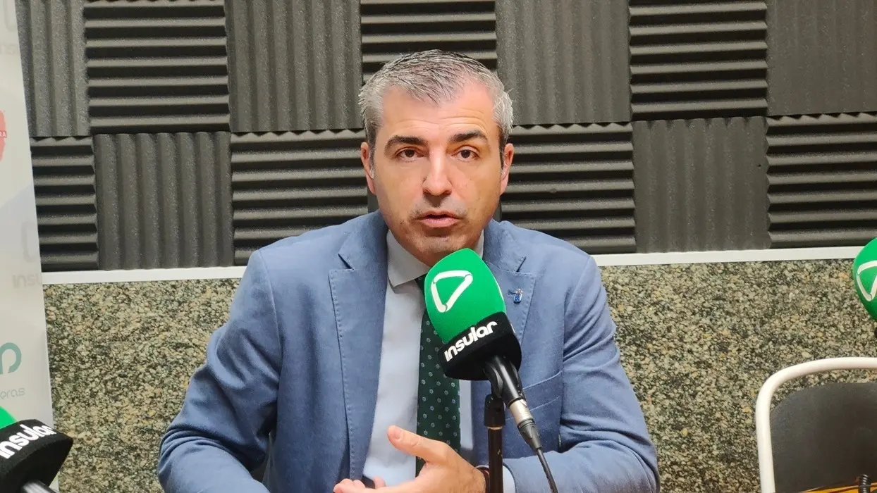 Manuel Dom&iacute;nguez en la radio