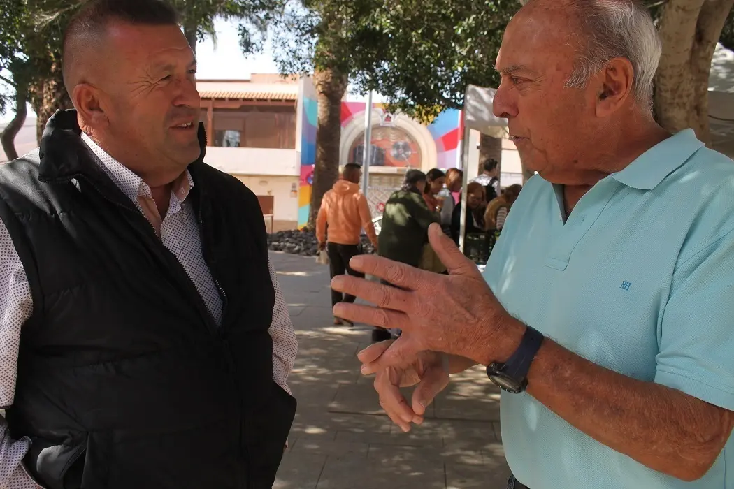 El alcalde Matias Pe&ntilde;a conversando con el Maestro Pepe Melian