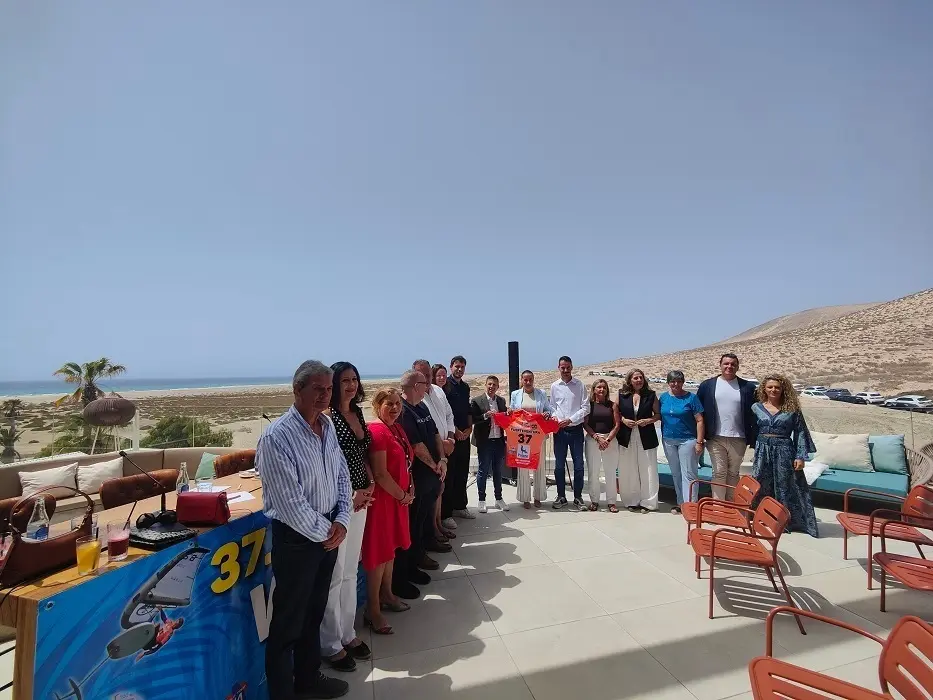 Presentaci&oacute;n del campeonato, con la playa de La Barca de fondo