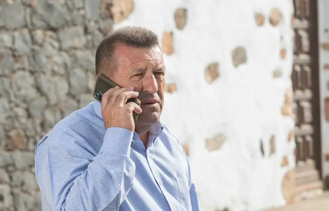 Mat&iacute;as Pe&ntilde;a con m&oacute;vil