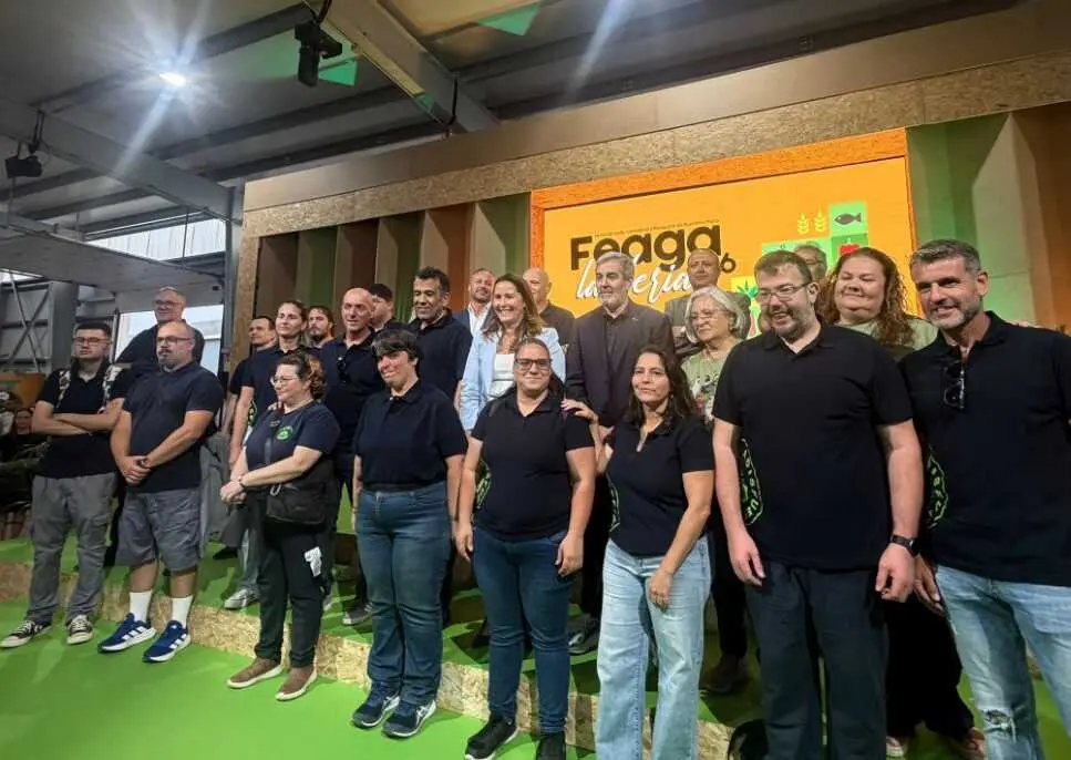 Las autoridades con los representantes de ADISFUER