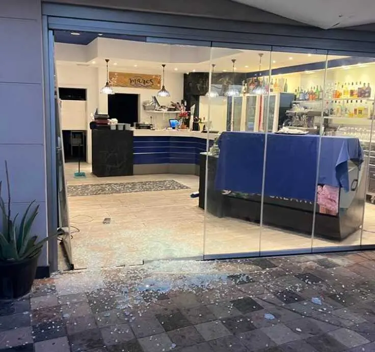 Puerta vandalizada AMARES