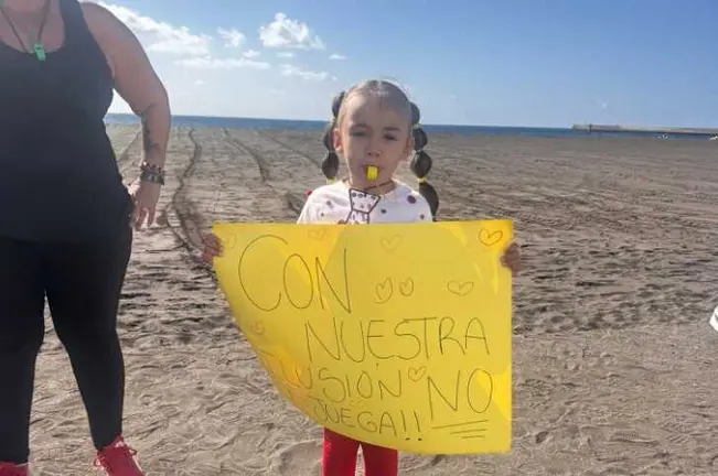 Una niña portando una pancarta