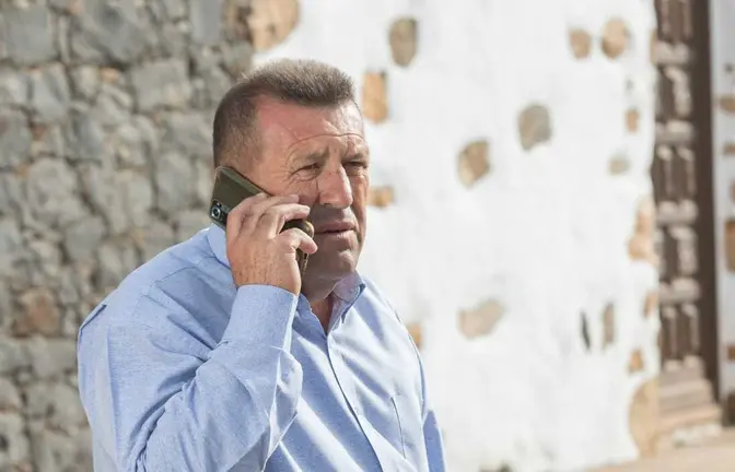 Mat&iacute;as Pe&ntilde;a con m&oacute;vil