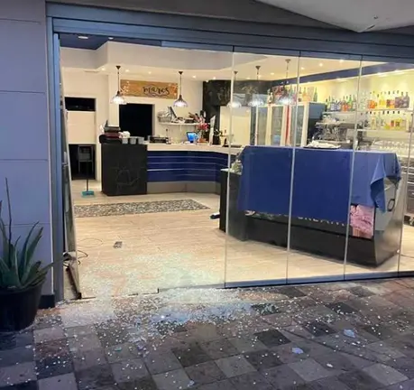 Puerta vandalizada AMARES