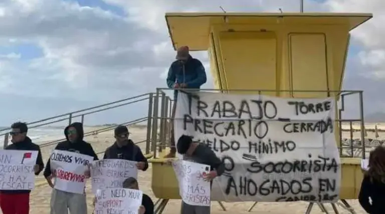 Socorristas en huelga en La Oliva