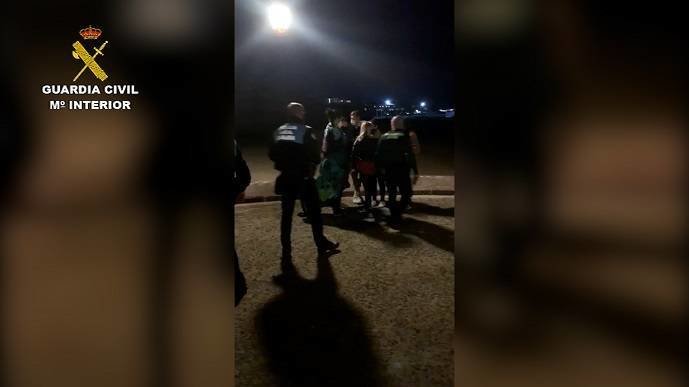 Guardia Civil identifica a varias personas en Las Agujas