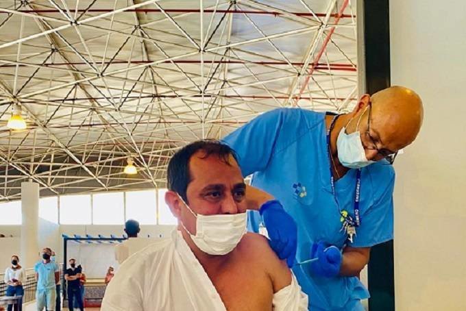 Blas Acosta recibe la primera pauta de vacunación