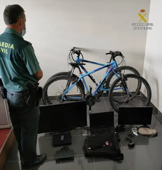 Agente Guardia Civl y objetos robados