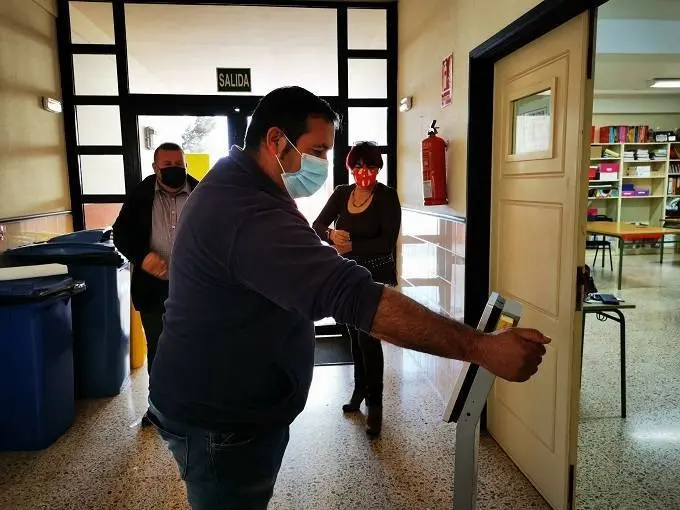 Instalacion de controladores de temperatura en el ceo Antigua (2)