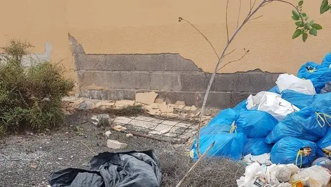 Basura en una vivienda vacia