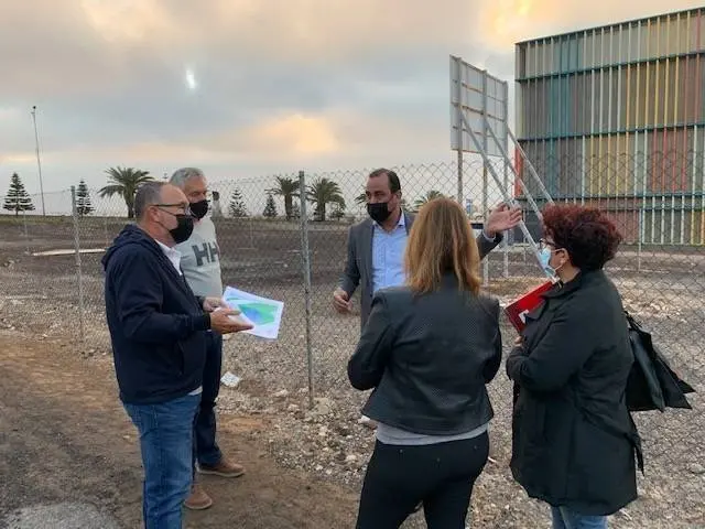 Blas Acosta en el solar elegido para el nuevo edificio de la Seguridad Social