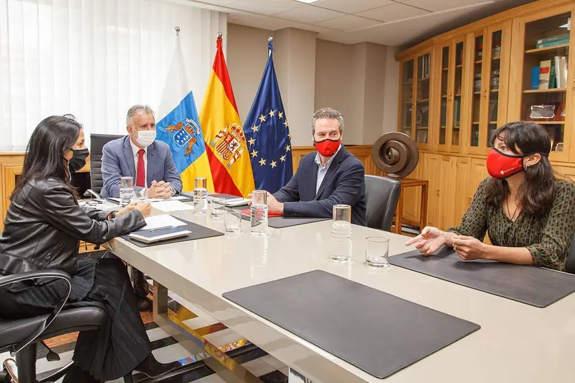 Ángel Victor Torres con representantes de Save the Children