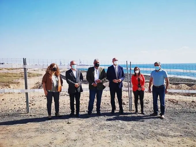 Delegado del Gobierno en el paseo marítimo de Playa Blanca