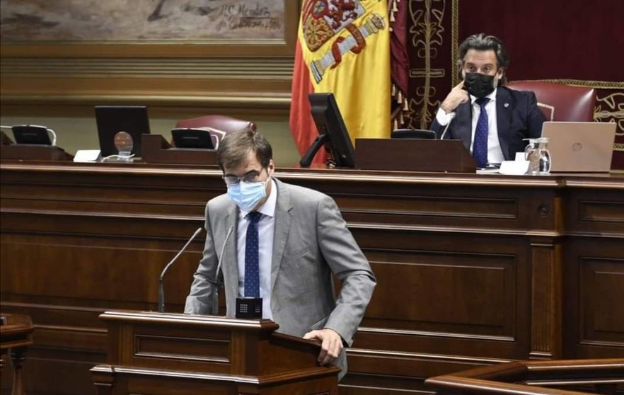 Fernando Enseñat en el Parlamento de Canarias