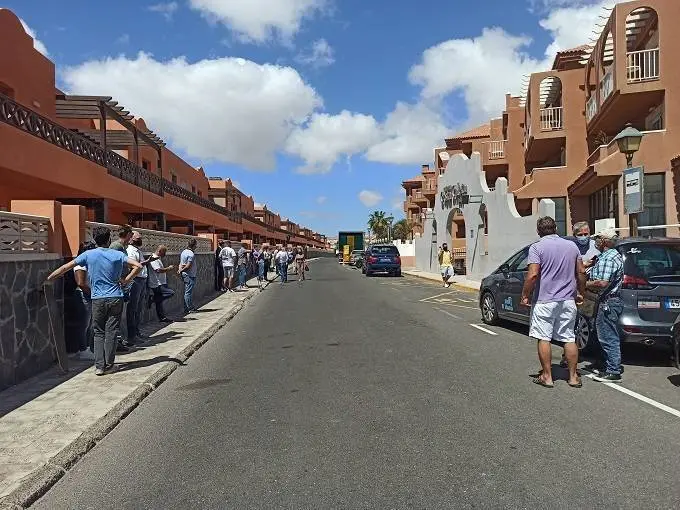 Concentración de empresarios frente al Hotel Caleta