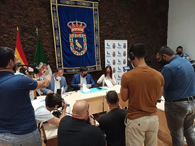 Firma del acuerdo del nuevo gobierno en Pájara