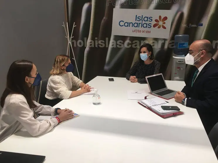 Moises Jorge Naranjo con Jessica de León en un encuentro en Fitur