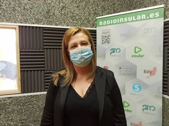 Daniela Plotegher en Radio Insular presentando la plataforma