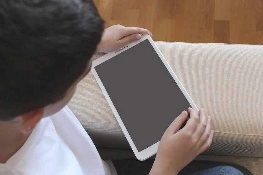 niño con tablet