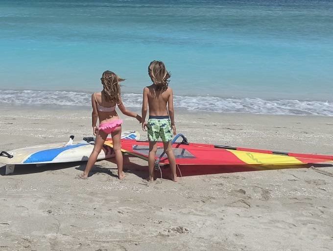 niños wind surf
