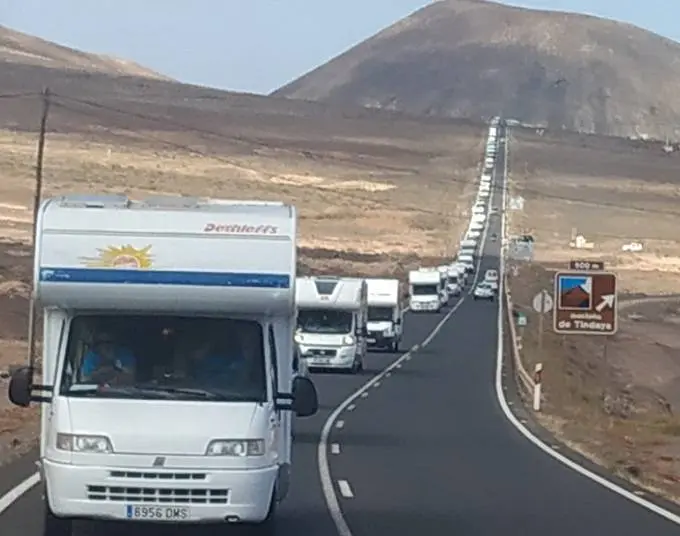 hilera de autocaravanas