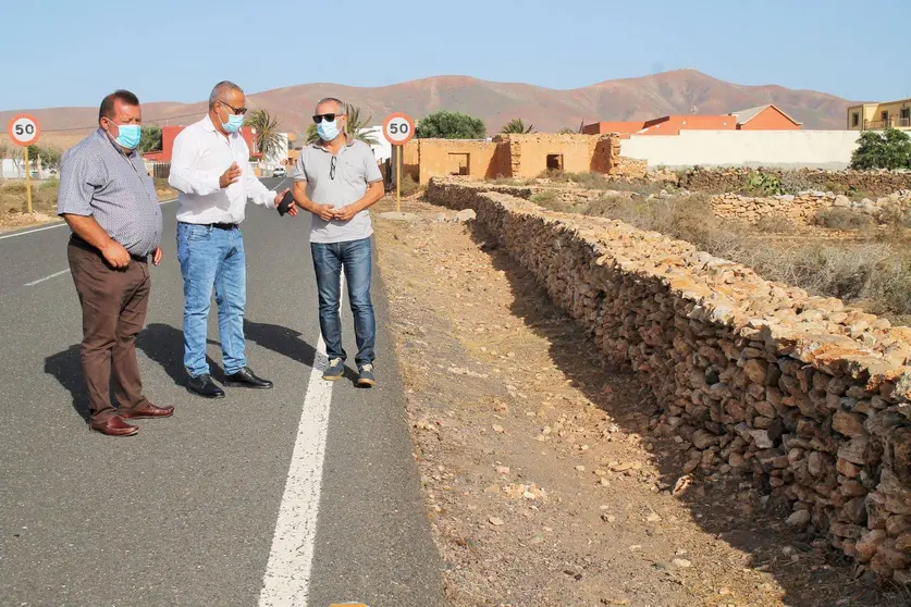 Muro de piedra que linda desde valles de ortega hasta el camino 