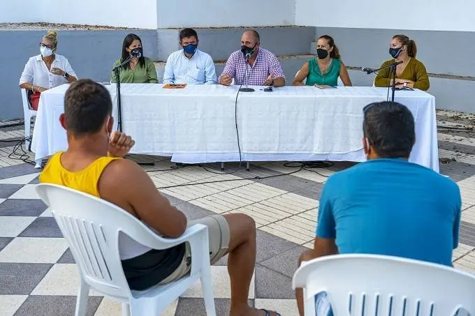 Reunión para lograr transporte escolar para Cardón