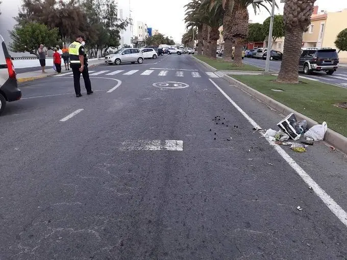 Un agente de la Policía Local en el lugar del atropello