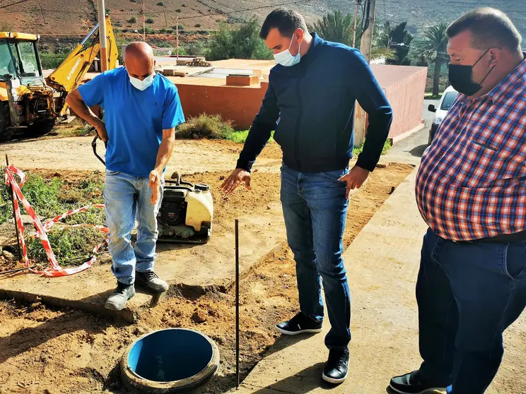 Alcalde y concejal revisando mejora del Saneamiento en el Municipio