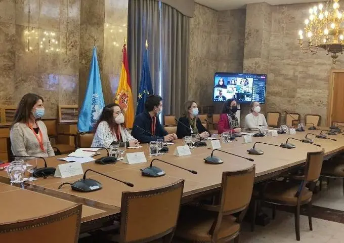 En segundo lugar a la izquierda Lara Padilla%2C representante de la Ciudad Amiga de La Infancia, junto a la ministra de Transición%20Ecológica, Teresa Ribera, en cuarto lugar a la izquierda