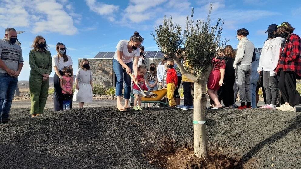 niños ucranianos plantan un árbol