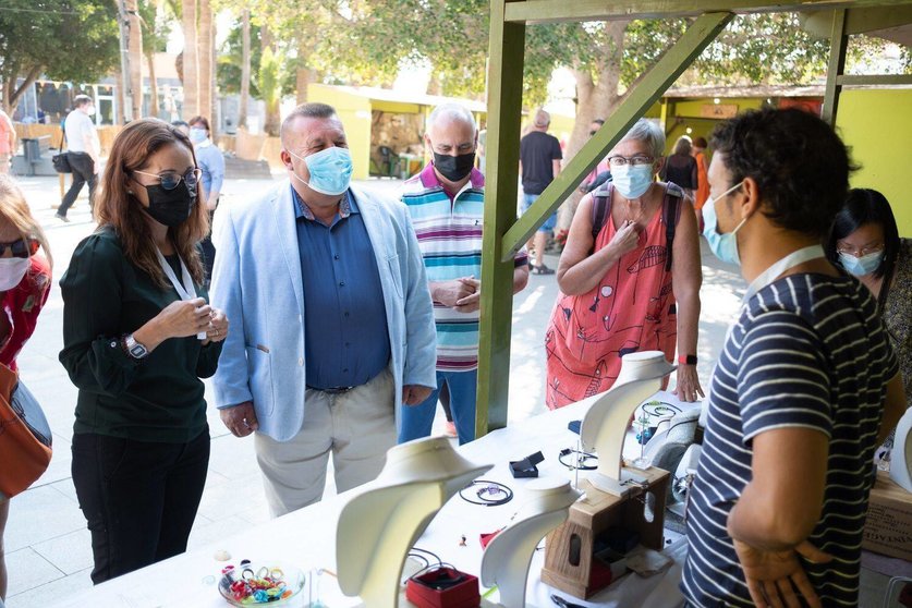 Presidenta Mafasca, alcalde de Antigua y concejal saludan a un artesano de Fuerteventura