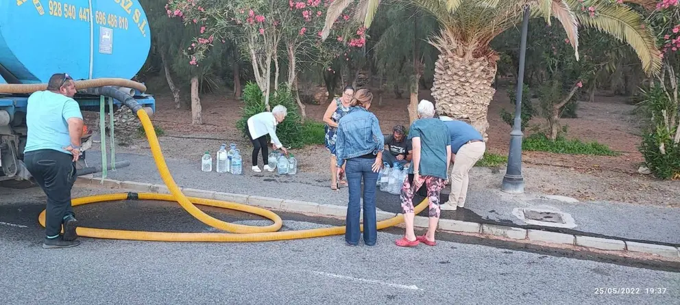 Cubas de agua para familias de Costa Calma