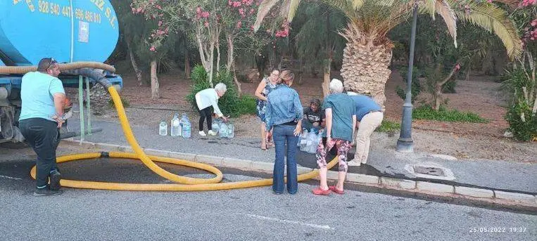 Vecinos de Costa Calma se abastecen de agua