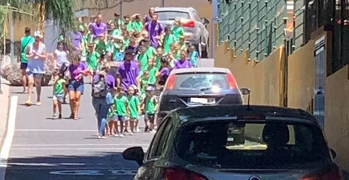 escolares y coches en la calle del CEIP Morro Jable