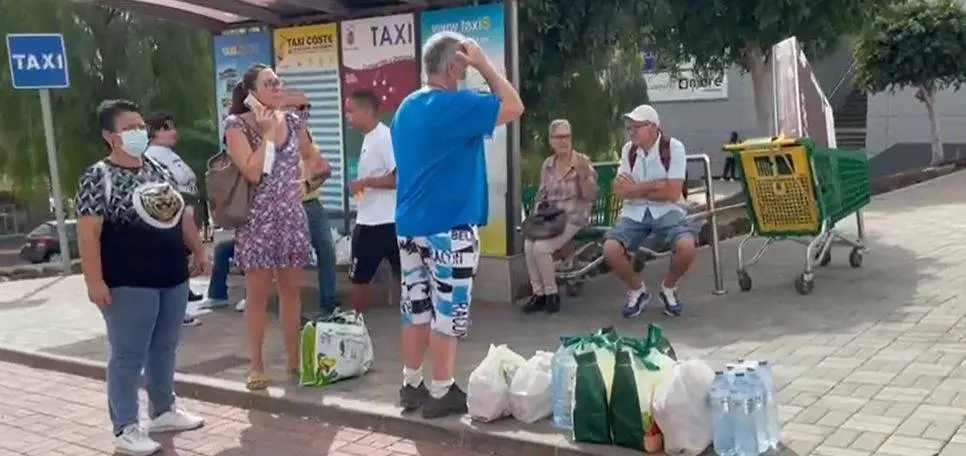 GEnte esperando taxi en CCC