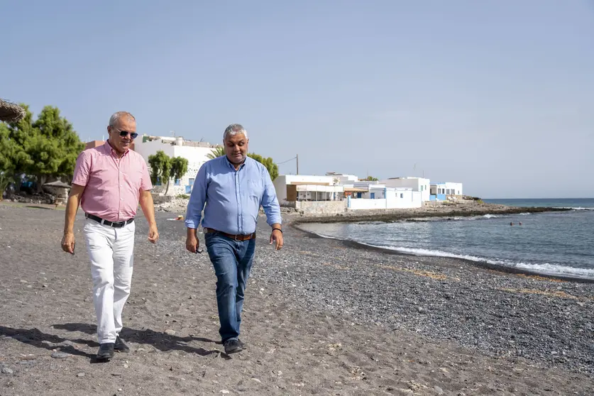 Foto en Puerto Lajas supervisando futuros trabajos del acondicionamiento paseo marítimo PUERTO LAJAS - Alcalde y Domingo Fuentes