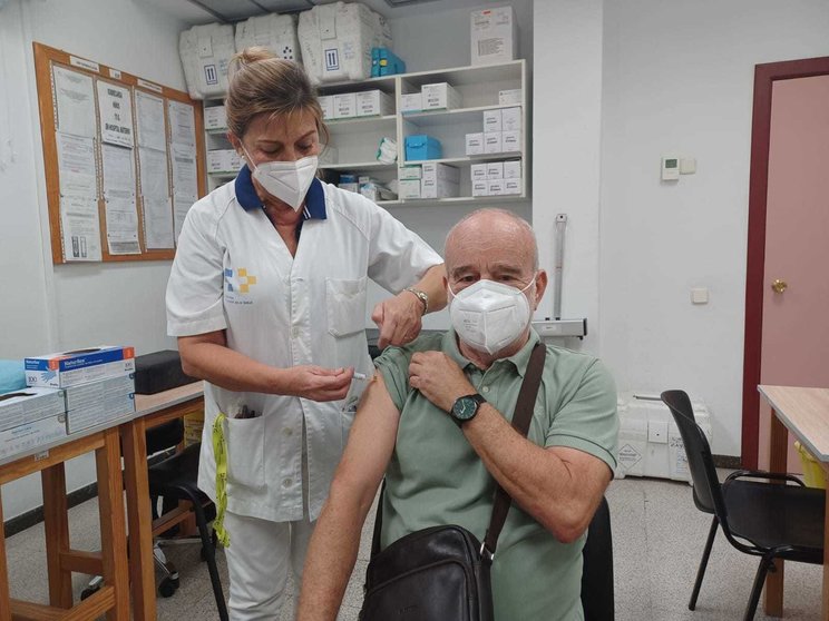 Paciente recibiendo la vacuna de la gripe