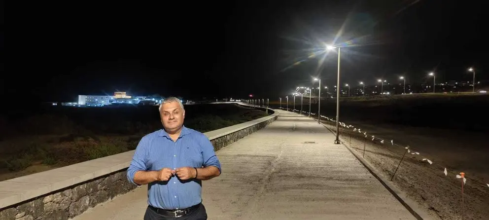 FOTO ALCALDE - AVANZA LA ILUMINACIÓN DE LA OBRA DE  AMPLIACIÓN DE LA AVENIDA MARÍTIMA A PLAYA BLANCA