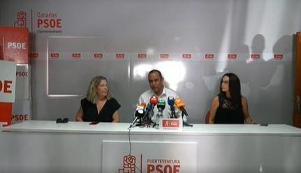 Blas Acosta comparece en la sede del PSOE