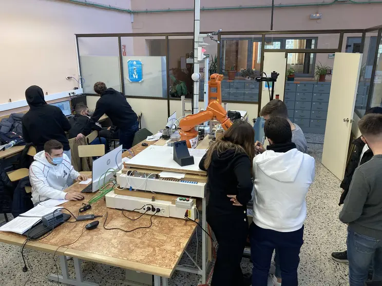 Alumnos de Formación Profesional diseñan su proyecto en el aula